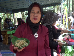 1.500 Porsi Dibagikan Gratis di Festival Rujak Otek Kaki Gunung Semeru