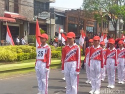 Semangat Orang Tua Dampingi Anak Lomba Gerak Jalan SD 8 Km di Buleleng