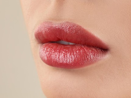10 Rekomendasi Lipstik Glossy Tahan Lama, Cocok Dipakai Seharian