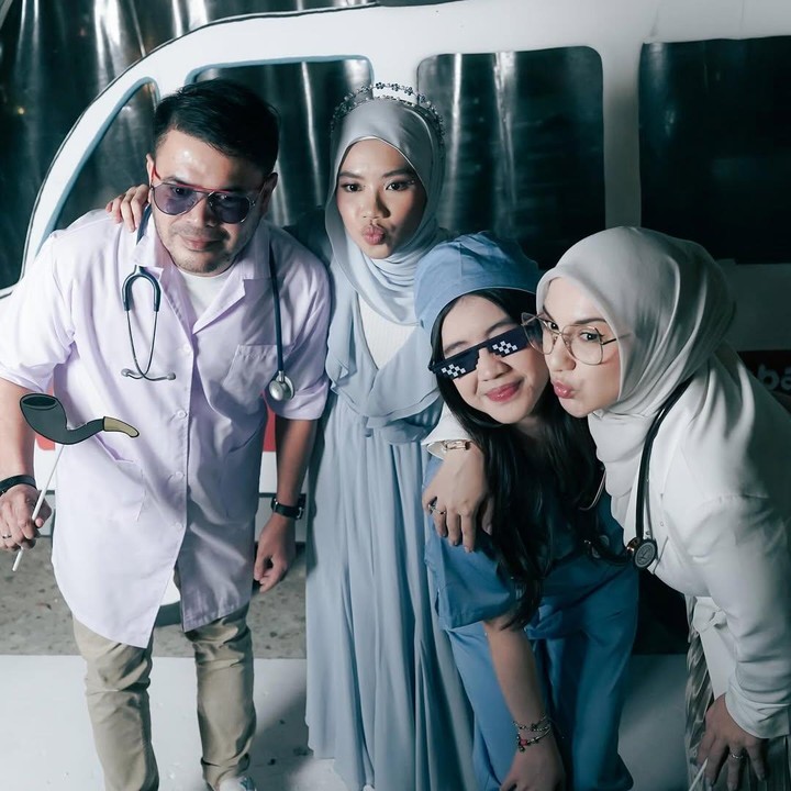<p>Irish Bella kembali berbagi kebahagiaan bersama keluarga barunya. Belum lama ini, sang aktris merayakan ulang tahun putri sambungnya dari sang suami, Haldy Sabri, yang bernama Syifa Mutiara. (Foto: Instagram@_irishbella_)</p>