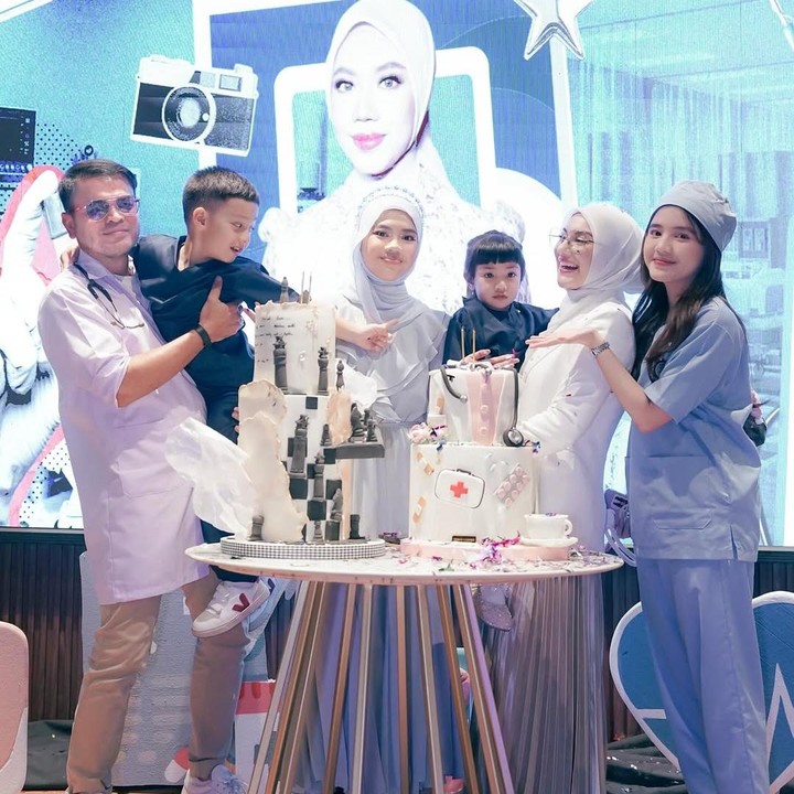 <p>Momen itu dibagikan langsung melalui beberapa foto dan video yang diunggah di akun Instagram pribadinya. Perayaan ulang tahun sang putri diselenggarakan dengan tema rumah sakit. Tema itu sesuai dengan pendidikan yang tengah dijalani Syifa yakni kedokteran. (Foto: Instagram@_irishbella_)</p>