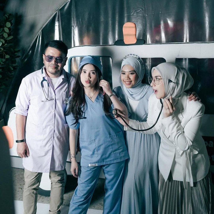 <p>Pada <em>postingan</em> itu, Syifa terlihat cantik mengenakan gaun berwarna&nbsp;biru dan putih&nbsp;yang dilengkapi dengan aksesoris mahkota. Sementara itu, Irish dan sang suami tampil kompak mengenakan kostum profesi dokter. Sedangkan ketiga adiknya memakai seragam perawat. (Foto: Instagram@_irishbella_)</p>