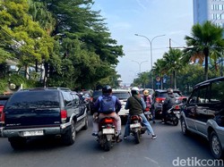 Pagi Melelahkan Saat Yudi Bertarung dengan Truk di Jalan Bojongsoang