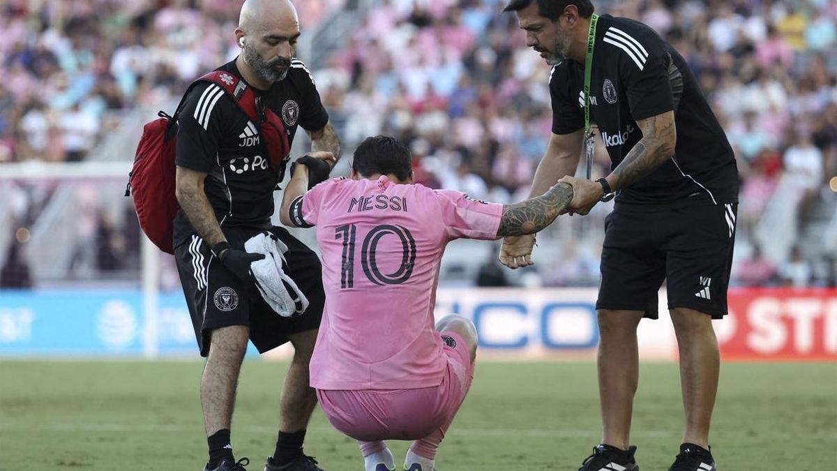 FOTO: Momen Lionel Messi Cedera Saat Dikepung Lawan