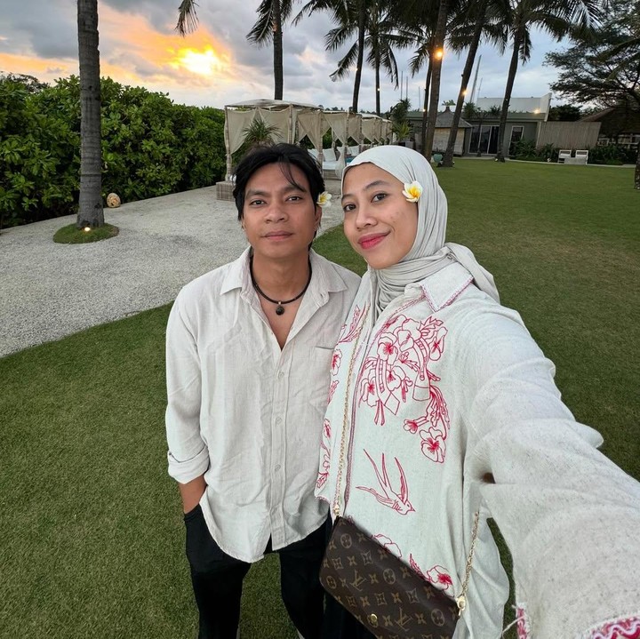 <p>Sebelumnya diketahui, Mega dan Dion telah resmi menikah pada Jumat (4/7/2025). Akad nikah mereka diselenggarakan di Masjid Roudhatul Muchlisin Kaliwates, Jember, Jawa Timur. Kemudian, resepsi pernikahannya diadakan di Surabaya pada Sabtu (12/7/2025).&nbsp;(Foto: Instagram@megawatihangestrip)</p>
