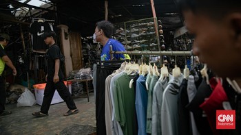 FOTO: Pedagang Kembali Berjualan Pascakebakaran Pasar Taman Puring