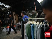FOTO: Pedagang Kembali Berjualan Pascakebakaran Pasar Taman Puring
