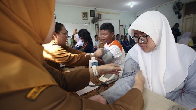 Cak Imin Dorong Percepatan Cek Kesehatan Gratis untuk Santri Menko PM Muhaimin Iskandar mendorong percepatan program Cek Kesehatan Gratis (CKG) untuk santri sebagai upaya menyukseskan program Presiden Prabowo Subianto.