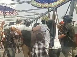 Heboh Pengantin Digendong di Jembatan Pemali Brebes, Ternyata Ini Mitosnya