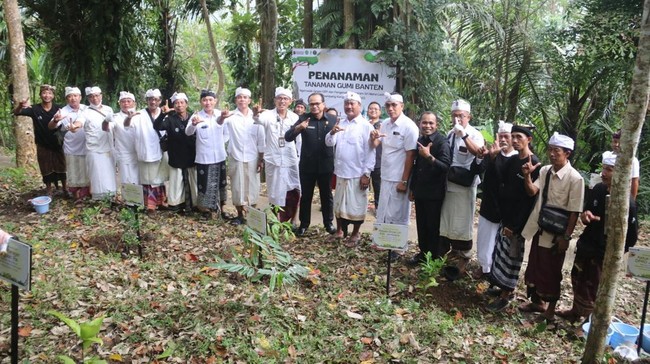 Pertamina bersama warga Desa Yehembang Kangin, Bali, berkolaborasi melalui program Perhutanan Sosial untuk mendukung pelestarian hutan dan ekonomi masyarakat.