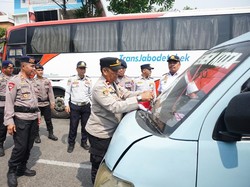 Sambut HUT RI, Brimob Polda Metro Kibarkan Bendera Merah Putih di Rumah Warga