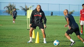 Simon Tahamata Pamer Skill di TC Timnas Indonesia U-17 di Bali