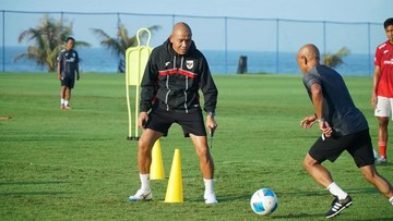 Berita Olahraga Terkini CNN Sport : Simon Tahamata Pamer Skill di TC Timnas Indonesia U-17 di Bali