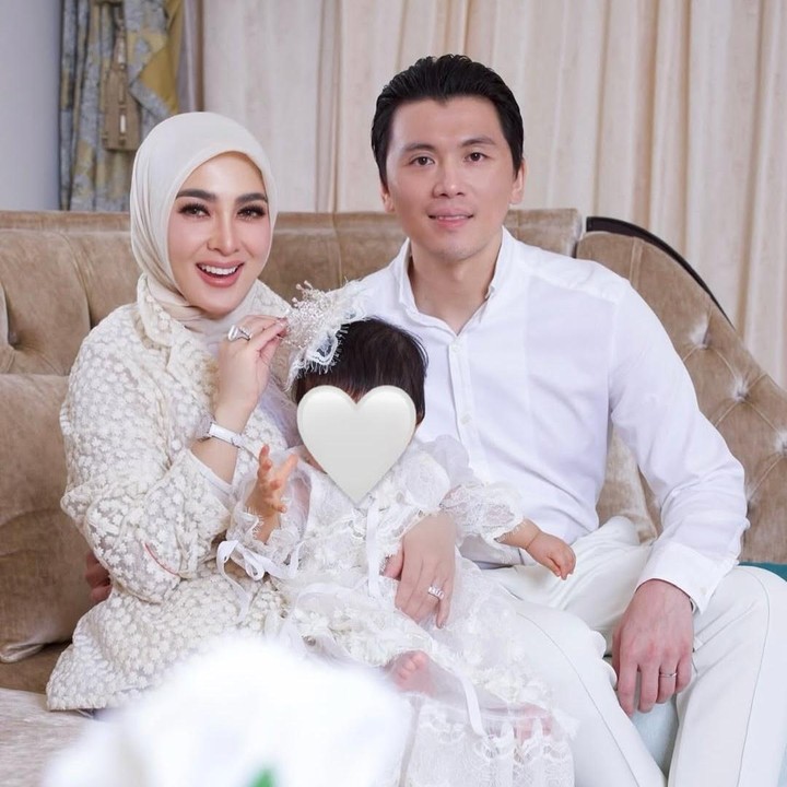 <p>Penyanyi Syahrini baru-baru ini pulang ke Indonesia setelah beberapa tahun belakangan menetap di Singapura bersama suaminya Reino Barack. Kepulangan Syahrini kali ini begitu berkesan karena ia juga mengadakan pesta perayaan ulang tahun bareng anak perempuannya yang kerap disapa Baby R. Perlu diketahui, Syahrini dan Baby R lahir di tanggal yang sama, yakni 1 Agustus. (Foto: Instagram&nbsp;@princessyahrini)</p>