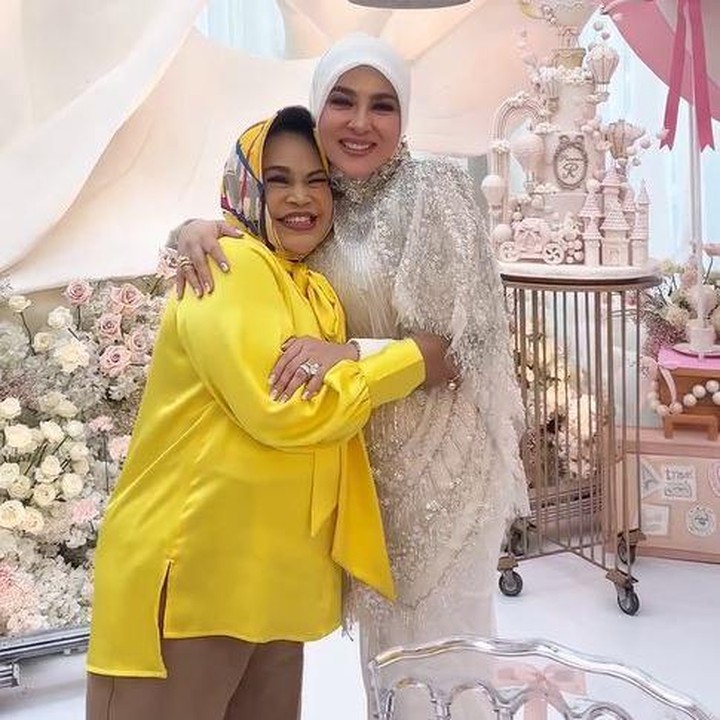 <p>Penyanyi lawas Hetty Koes Endang membagikan momen perayaan ulang tahun Syahrini di akun Instagram miliknya. Pelantun lagu <em>Berdiri Bulu Romaku</em> ini menuliskan ucapan dan doa untuk Syahrini serta putrinya yang berulang tahun di tanggal yang sama. "<em>Happy milad</em> Incess sayangnya Bunda. Semoga barokah sepanjang hayat, semakin bermanfaat untuk orang lain dan tetap istiqomah dijalan Allah SWT. Dan<em> happy milad</em> juga untuk Baby R sayang nan cantik @princessyahrini," tulis sang penyanyi. (Foto: @hke57)</p>