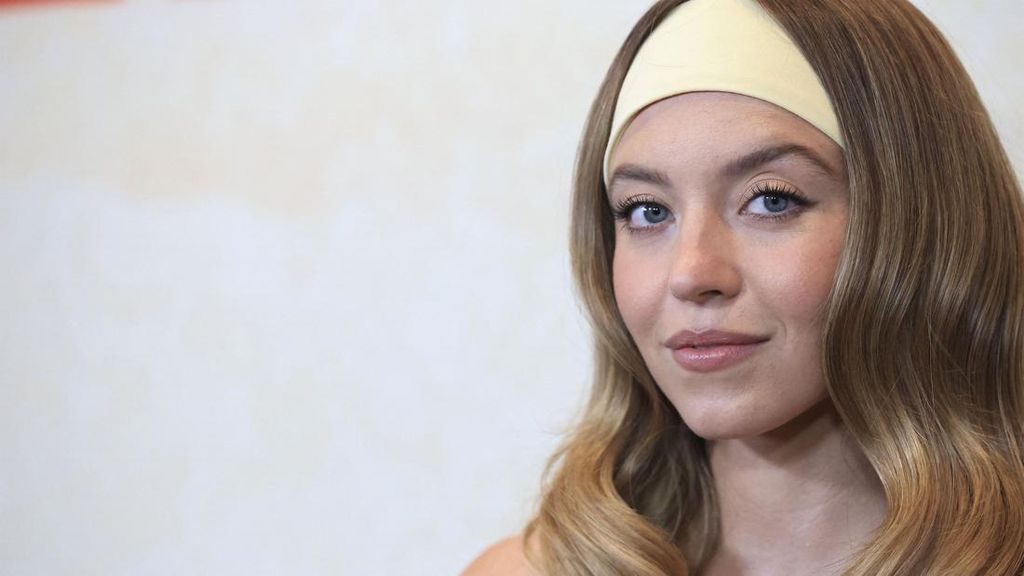 Sydney Sweeney Terancam Hukum Imbas Gantung Bra di Hollywood Sign