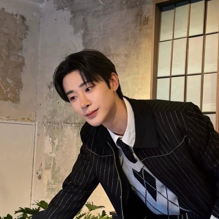 <p>Tak cuma Young Woo, sang adik Cha Jung Woo juga enggak kalah mencuri perhatian dengan wajah rupawan dan pesonanya yang bikin susah fokus. Tengok saja parasnya dalam foto ini. (Foto: Instagram @chajjw)</p>