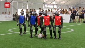 VIDEO: Gocekan Maut Robot-robot Canggih di Lapangan Hijau