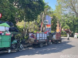 Belasan Motor Pengangkut Sampah Parkir di Depan Kantor Gubernur Bali