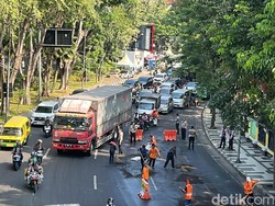 Tumpahan Minyak di Raya Wonokromo Bikin Macet hingga Tunnel Joyoboyo