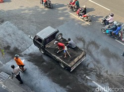 Tumpahan Minyak di Raya Wonokromo yang Bikin Macet Sudah Dibersihkan