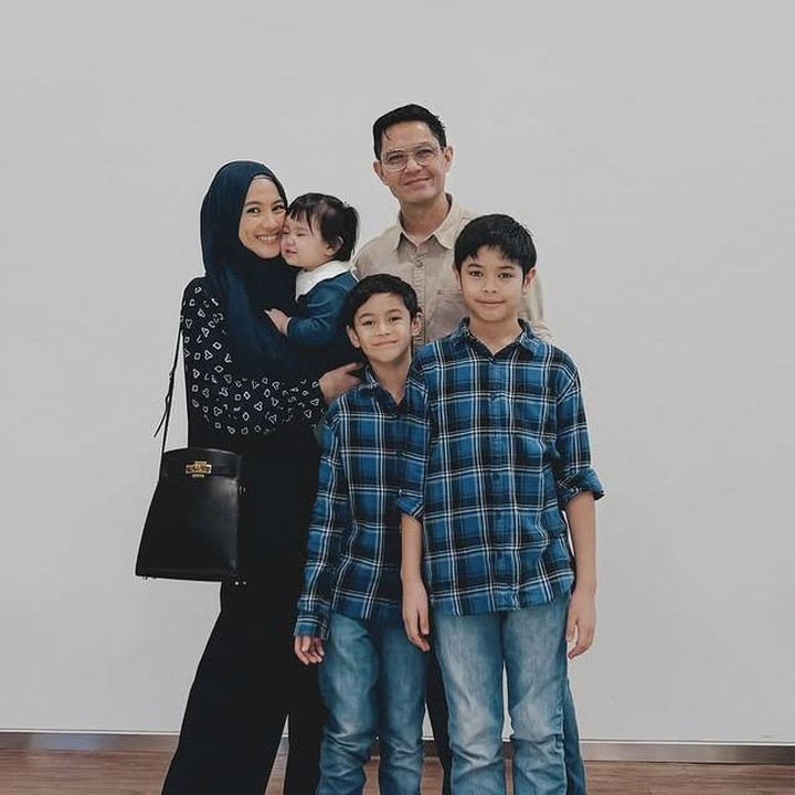 <p>Kehidupan rumah tangga Alyssa Soebandono dan Dude Harlino tak pernah diterpa gosip miring. Pasangan ini resmi menikah pada 22 Maret 2014 dan telah dikaruniai tiga anak, Muhammad Dirgantara Ariendra Harlino, Malik Mahendra Harlino, dan si bungsu Aisyah Aulia Putri Harlino. (Foto: Instagram @ichasoebandono)</p>