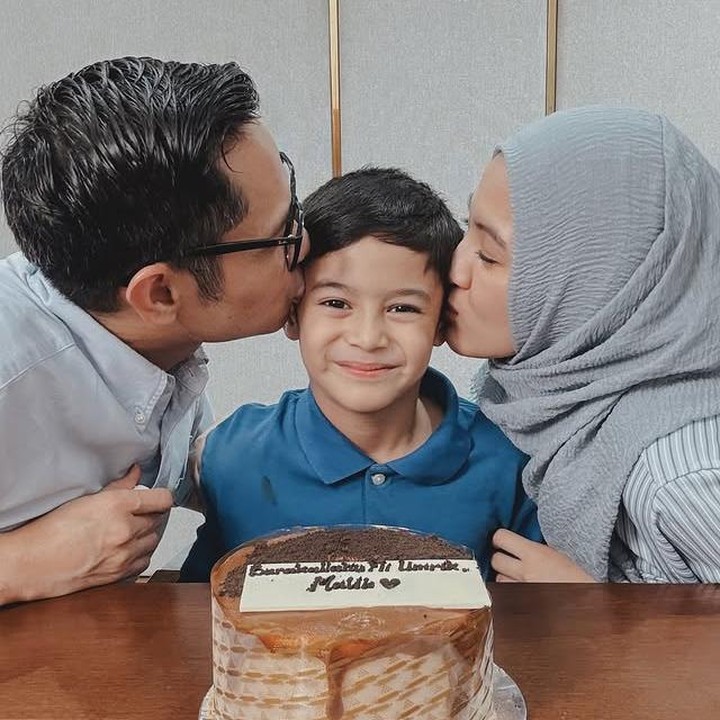 <p>Alyssa juga menuliskan ungkapan haru berisi doa dan harapan untuk putranya, Malik. "Hari demi hari dilewati dengan penuh warna; melihatmu tumbuh dan berkembang. Sebuah proses yang tidaklah mudah namun Malik begitu semangat tanpa lelah. Tak berubah, keinginan untuk menjadi pemain bola handal seperti sang idola, Cristiano Ronaldo, masih memuncaki keinginannya. Apapun itu, kami akan selalu ada di sini. Berdiri dan selalu menuntunmu, sebaik yang kami mampu. Tetaplah menjadi anak ceria dengan segala celetukan uniknya; yang menambah warna kehidupan menjadi lebih cerah. Insya Allah, Malik keinginan Malik terwujud diiringi dengan iman yang kuat dan gigih," tulisnya. (Foto: Instagram @ichasoebandono)</p>