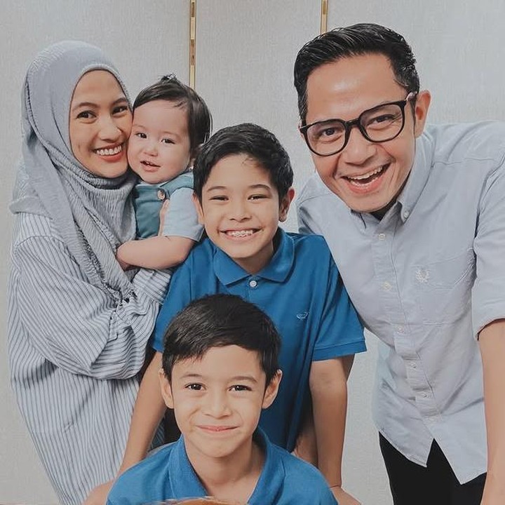 <p>Tak berhenti di situ, dalam tulisannya, Alyssa menitipkan pesan agar Malik selalu mengingat Allah di setiap langkahnya. "Pesan Ayah Bunda, jaga Allah selalu dalam hati. Kapan pun dan di mana pun. <em>BarakAllahu fii umrik,</em> Malik Narendra Harlino. Ayah, Bunda, Abang Rendra, dan Aulia sayang sekali dengan Abang Malik," kata Alyysa. (Foto: Instagram @ichasoebandono)</p>