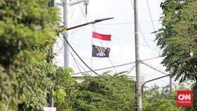 Bendera One Piece Terlihat di Surabaya, di Bawah Merah Putih