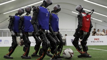 FOTO: Aksi Menawan Robot-robot Humanoid Mengolah Si Kulit Bundar