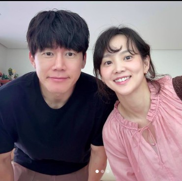 10 Tahun Nikah, Wajah Yoon Seung Ah dan Kim Moo Yeol Jadi Sorotan di Foto Terbaru