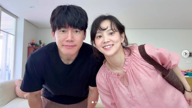10 Tahun Nikah, Wajah Yoon Seung Ah dan Kim Moo Yeol Jadi Sorotan di Foto Terbaru