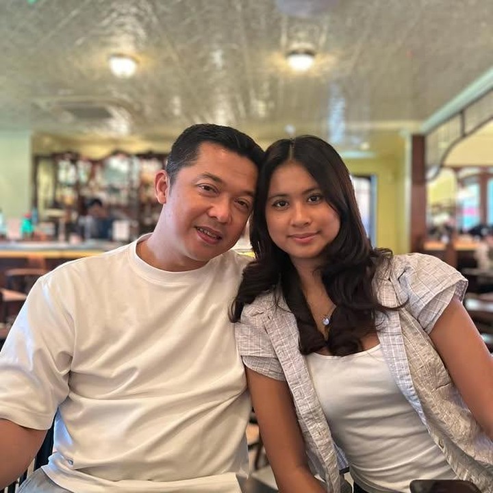<p>Momen ini pun kian terasa spesial karena sang Ayah, Taufik, membagikan potret kebersamaan mereka sejak kecil hingga kini putrinya beranjak dewasa, lengkap dengan <em>caption</em> manisnya. "Selamat ulang tahun untuk putri kecilku selamanya @natarinahidayat," tulis Taufik lewat unggahan Instagramnya. (Foto: Instagram @taufikhidayatofficial)</p>