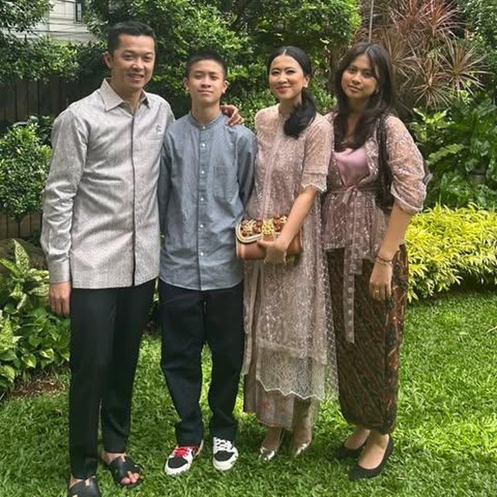 <p>Setiap anak pasti punya tempat spesial di hati orang tuanya, begitu juga bagi legenda bulu tangkis Indonesia, Taufik Hidayat. Seperti yang diketahui, ia menikah dengan Ami Gumelar pada 4 Februari 2006, dan rumah tangga mereka dikaruniai dua anak, yakni Natarina Michelangelo Hidayat dan Azzahra Buruan Hidayat. (Foto: Instagram @taufikhidayatofficial)</p>