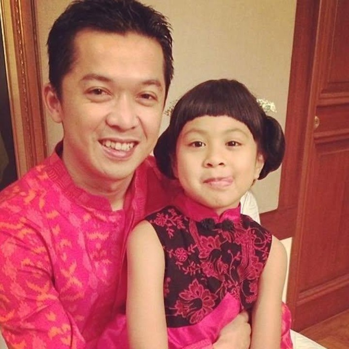 <p>Melihat momen ini, tak sedikit yang merasa terharu sekaligus bangga melihat sosok Natarina yang kini tumbuh dewasa dengan penuh cinta dari sang Ayah. Kehangatan mereka pun juga kerap jadi bukti, bahwa Taufik akan selalu menjadi juara di hati anak-anaknya. (Foto: Instagram @taufikhidayatofficial)</p>