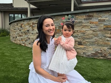 7 Potret Manis Julie Estelle Bareng Putrinya yang Selalu Bikin Salfok Netizen