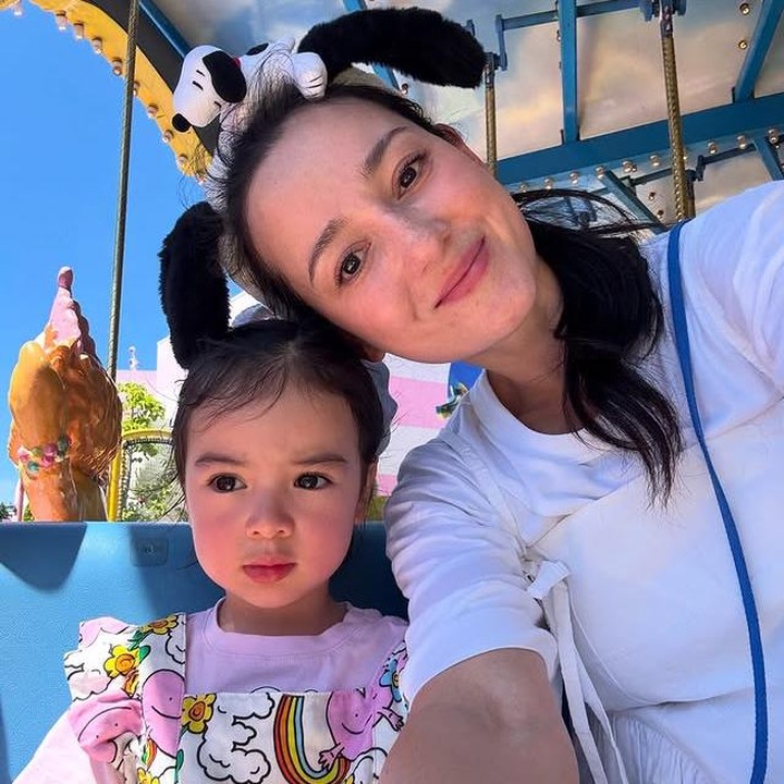 <p>Julie pun kerap mengunggah momen kesehariannya bersama Brielle di Instagram. Kini, sang putri yang baru berusia 2 tahun selalu bikin netizen salfok karena parasnya yang cantik. (Foto: Instagram @julstelle)</p>
