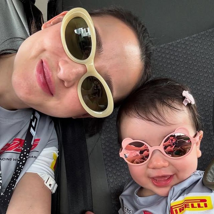 <p>Tak jarang Julie membagikan potret&nbsp;<em>selfie</em> bareng sang putri lewat Instagram pribadinya. Salah satunya saat mereka kompak pakai kacamata lucu, ekspresi senyuman manis Brielle terlihat super menggemaskan, ya! (Foto: Instagram @julstelle)</p>