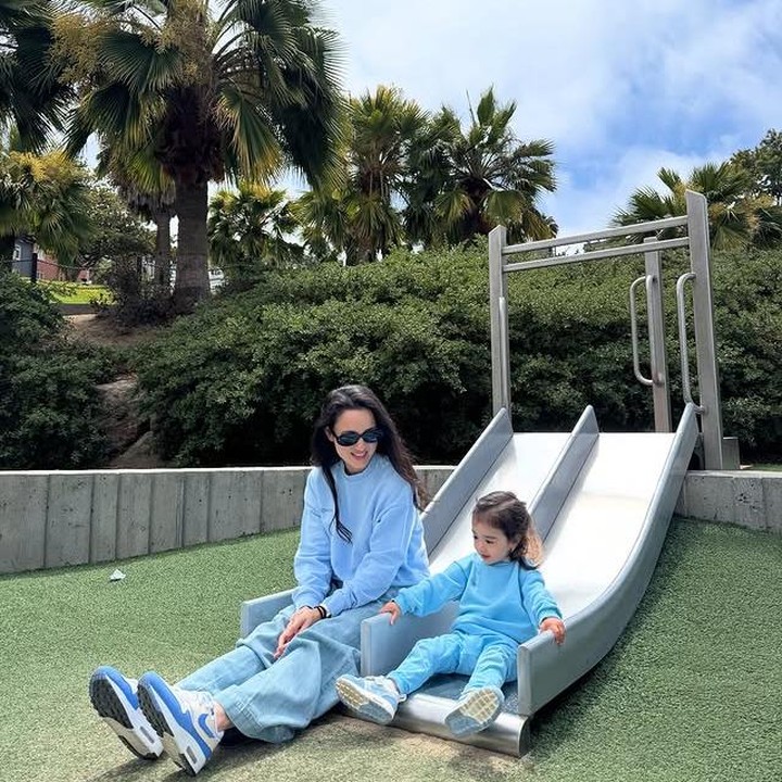 <p>Julie juga terlihat menghabiskan waktu berlibur bersama Brielle ke luar negeri, Bunda. Salah satu potretnya saat liburan yang diberi <em>caption</em> "Musim panas", membuat banyak orang turut ikut hanyut dalam kebersamaan Bunda dan Si Kecil ini. (Foto: Instagram @julstelle)</p>