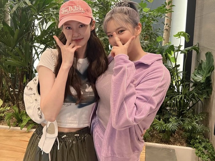 Anak pertama dari 3 bersaudari. Gong Seung Yeon merupakan kakak tertua dari Jeongyeon 'TWICE'./ foto: instagram.com/0seungyeon