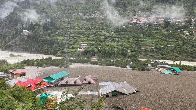 Sebanyak 34 orang tewas imbas banjir bandang yang menerjang sejumlah wilayah di India termasuk Kashmir di negara bagian Uttarakhand.