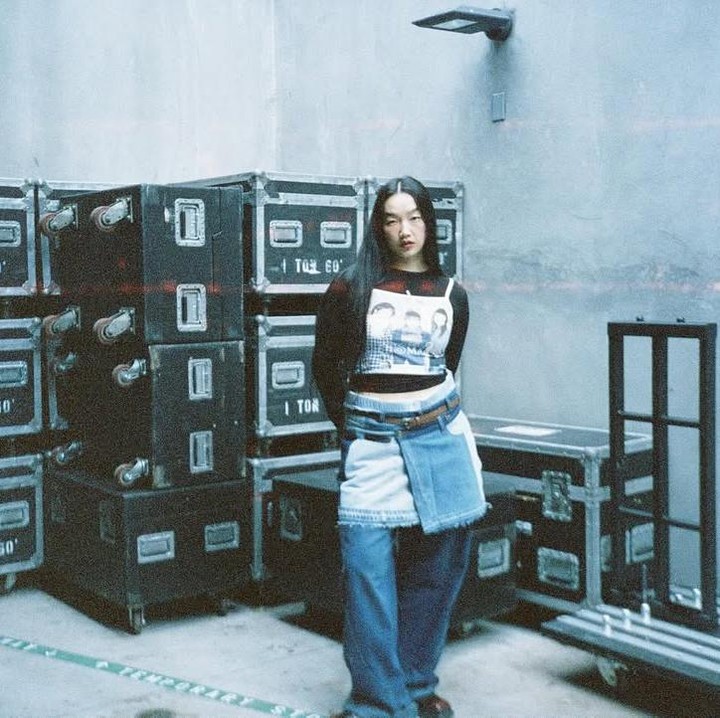 <p>Sementara itu, Audrey Nuna yang menyuarakan nyanyian karakter Mira adalah penyanyi genre R&amp;B yang besar di New Jersey. Ia berada di bawah naungan Sony Music Entertainment. Namanya dikenal lewat lagu-lagunya yang berjudul <em>Damn Right</em> dan <em>Comic Sans.</em> (Foto: Instagram@audreynuna)</p>