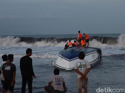Kapal Cepat Dolphin II Terbalik di Pantai Matahari Terbit, Dua Orang Tewas