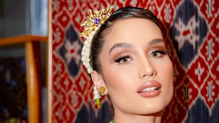 Cinta Laura