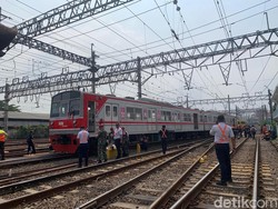 Video: Momen Evakuasi Penumpang KRL yang Anjlok di Stasiun Jakarta Kota