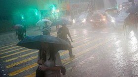FOTO: Hujan Badai Guyur Hong Kong, RS-Sekolah Tutup Sementara