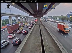 Brio dan Truk Kecelakaan Tutup 2 Lajur Tol Japek Arah Jakarta, Lalin Macet