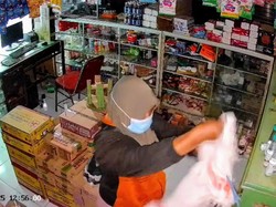 Viral Emak-emak di Bondowoso Terekam CCTV Kuras Isi Toko Seorang Diri