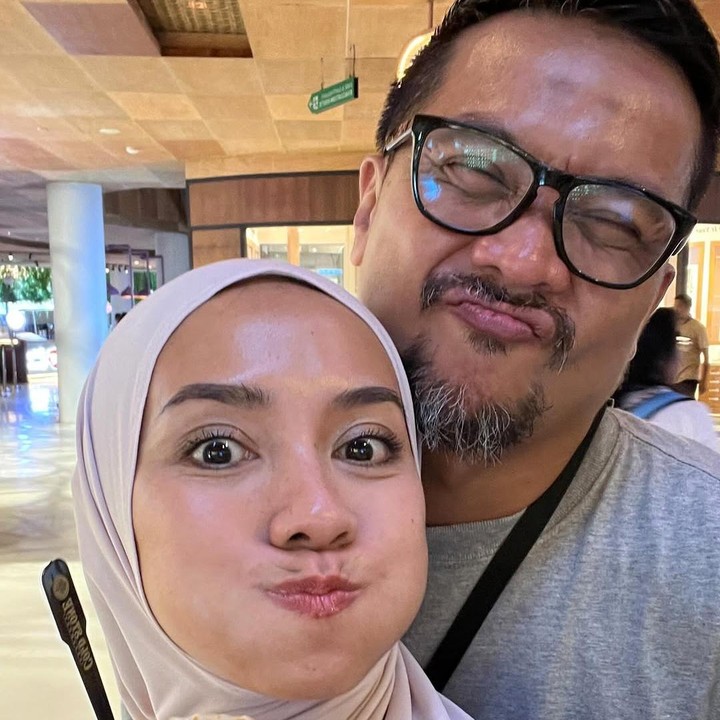 <p>Baru-baru ini, Enno mengunggah video sang suami untuk merayakan momen ulang tahun pernikahan ke-14. Perempuan 41 tahun ini membagikan tingkah lucu suaminya saat tengah menghabiskan waktu bersama. (Foto: Instagram @ennolerian_)</p>