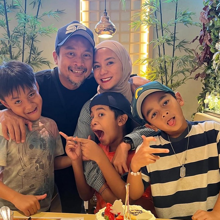<p>Dari pernikahannya dengan Priambodo Soesetyo, Enno dikaruniai tiga anak laki-laki. Mereka adalah Abimanyu Praja Soesetyo, Nararya Aliy Soesetyo, dan Gema Tyaga Soesetyo. Dari pernikahan sebelumnya yang berakhir cerai, Enno diketahui memiliki seorang putra bernama Bumi Pradipa Pria Untara. (Foto: Instagram @ennolerian_)</p>